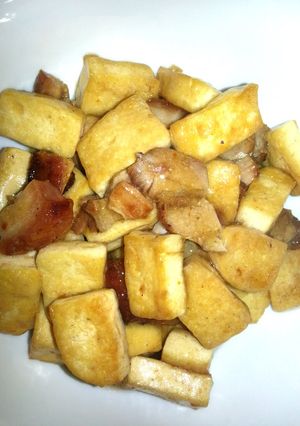 A picture of Stir fried bean curd with roast meat.