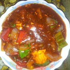 A picture of Chilli paneer in gravy.