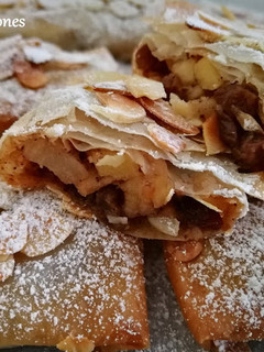 Una foto de Mini strudel de pera, manzana, almendra y pasas