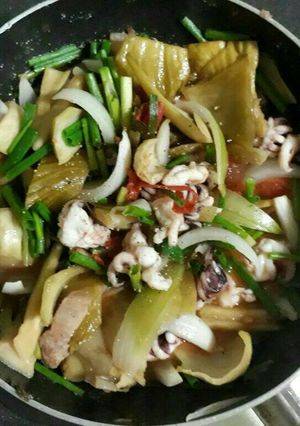 Hình của món Đầu mực xào cải chua.