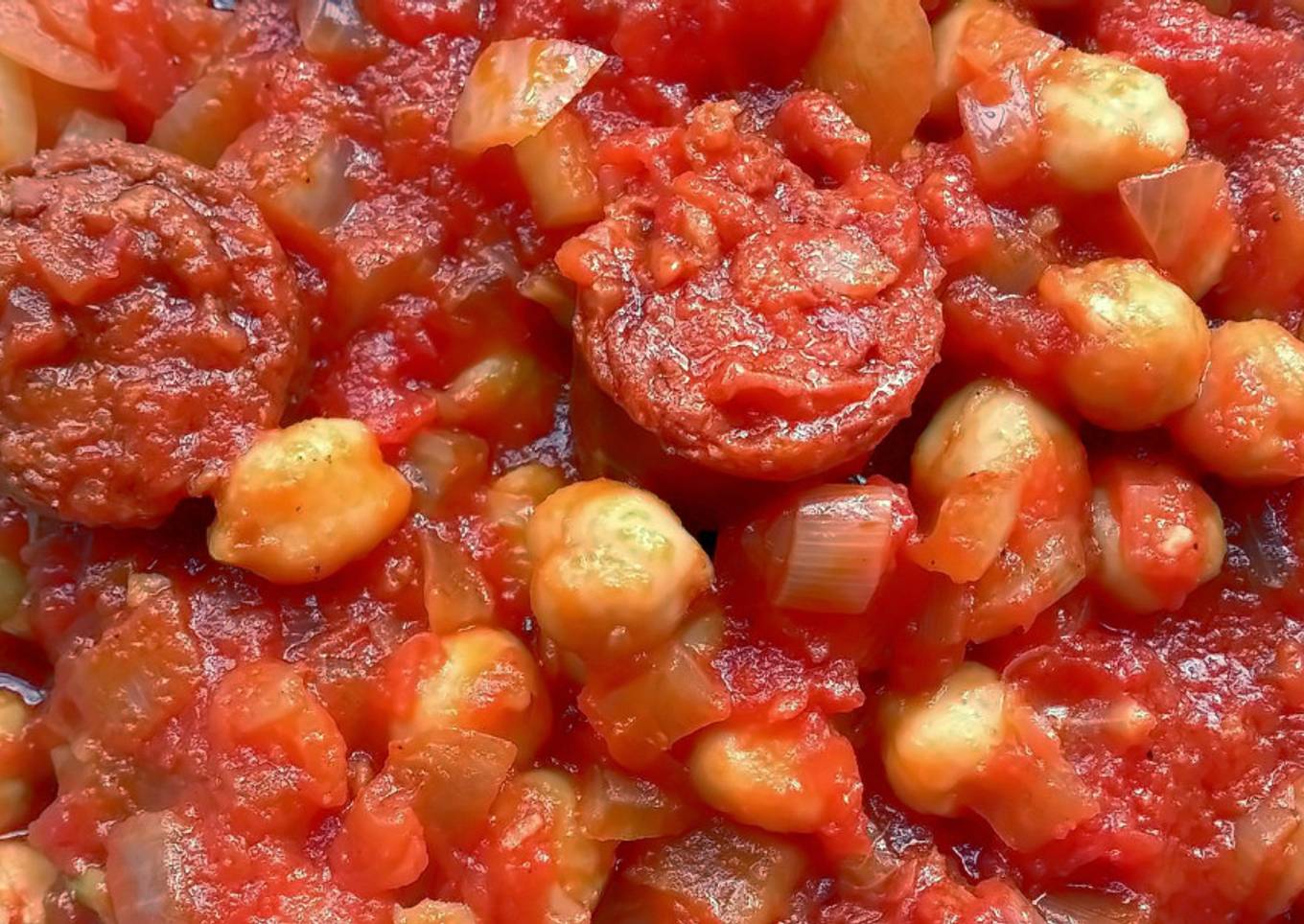 Garbanzos con chorizo y tomate