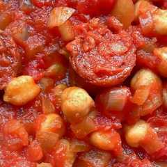 รูปของ Garbanzos con chorizo y tomate