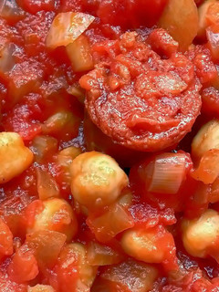 Una foto de Garbanzos con chorizo y tomate