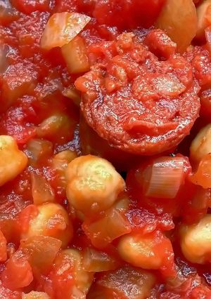 Foto principal de Garbanzos con chorizo y tomate