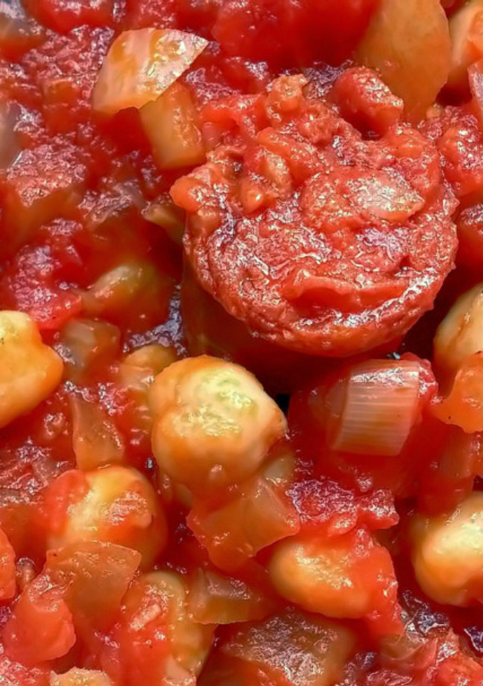 Una foto de Garbanzos con chorizo y tomate