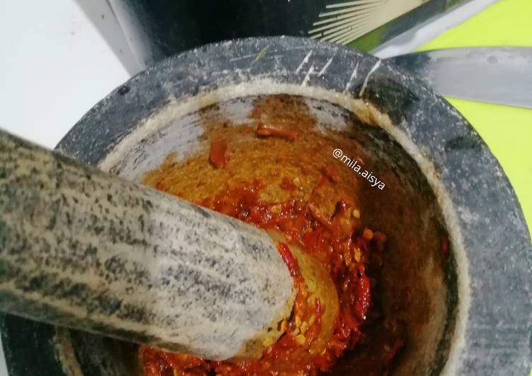 Bagaimana Membuat Sambel terasi bawang no tomat yang Enak