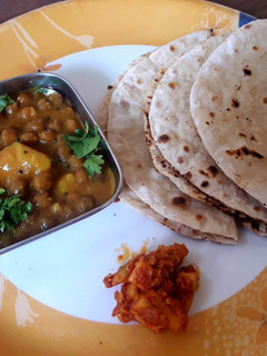 ચણા-બટેકા નું શાક (Chana Bataka Shak Recipe in Gujarati) રેસીપી મુખ્ય ફોટો