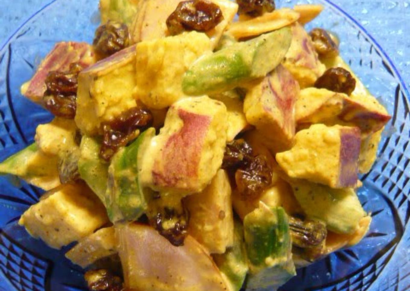 Mayonnaise curry salad with raisins and Asian sweet potatoes