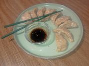 Una foto de gyoza de pollo