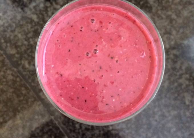 Recipe of Super Quick Homemade Mixed berries, Almond Milk and Oats Breakfast Smoothie