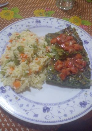 Una foto de Tortilla de espinaca y zanahoria con un arroz con verduras