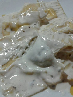 Una foto de Pasta fresca casera rellena de mozzarella y espinacas