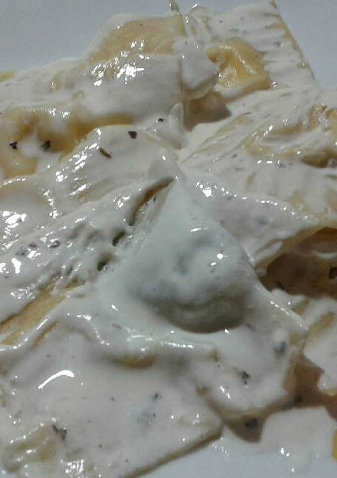 Una foto de Pasta fresca casera rellena de mozzarella y espinacas