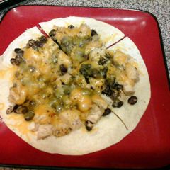 A picture of cuban chicken pizza.
