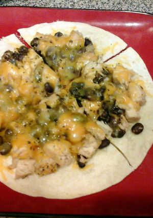 A picture of cuban chicken pizza.