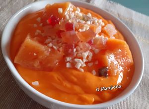 Foto di Mousse di gelo all'arancia con yogurt, granella di mandorle e canditi