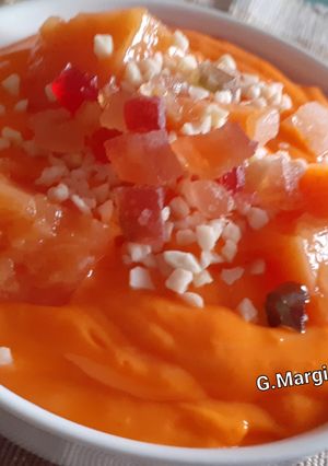 Foto di Mousse di gelo all'arancia con yogurt, granella di mandorle e canditi