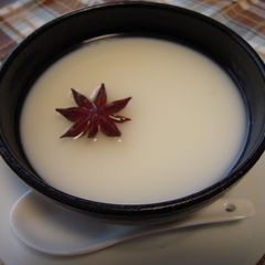 A picture of Jiggly Almond Jelly with Star Anise.