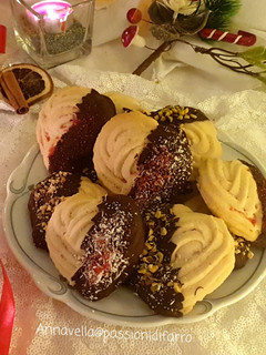 Foto di Biscotti di pasta frolla montata e cioccolato vegan