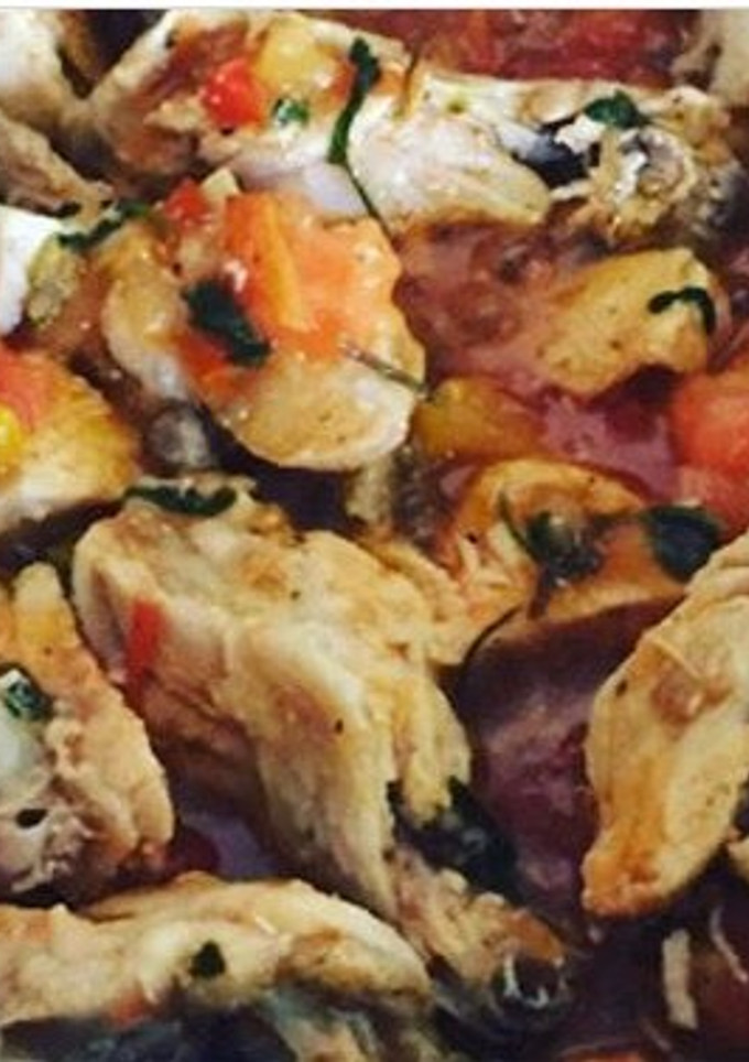 Una foto de Pollo en salsa y vegetales