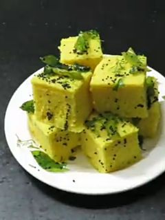 ढोकला (dhokla recipe in Hindi) रेसिपी मुख्य फोटो