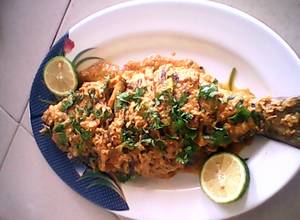 Green papaya salad with fried snapper - Dominica Gourmet