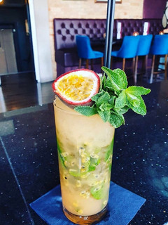Una foto de Passion fruit mojito