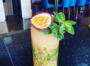 Una foto de Passion fruit mojito