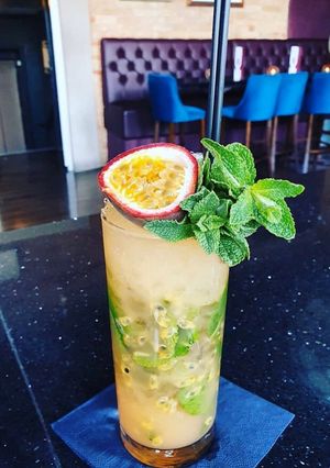 Una foto de Passion fruit mojito