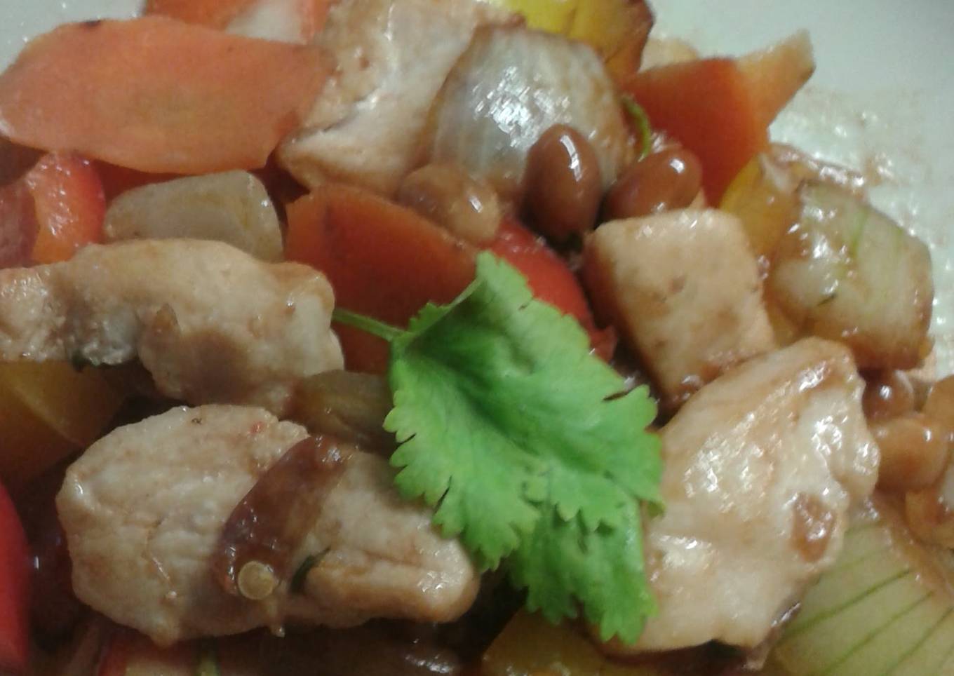 Chicken with peanuts stir fry