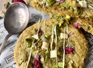 Une photo de Cookies praliné pistache - framboise - chocolat blanc