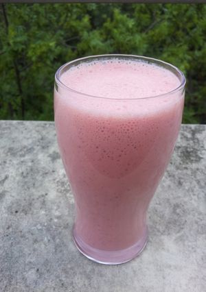 A picture of Strawberry milk shake.