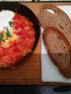 A picture of Easy eggs and tomatoes breakfast dish (shakshuka).
