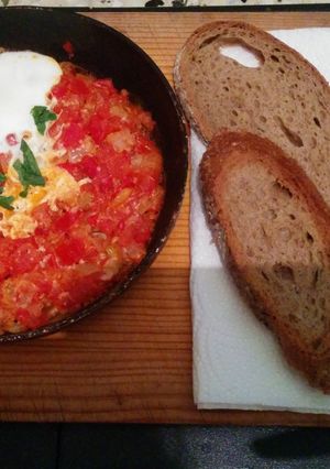 A picture of Easy eggs and tomatoes breakfast dish (shakshuka).