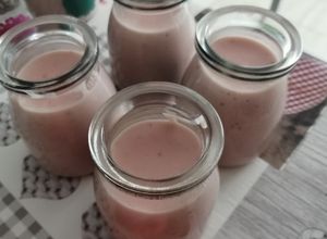 Una foto de Petit suisse de fresa (Thermomix)