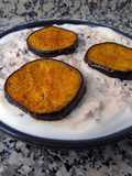 Dahi baingan o berenjenas con crema de yogur especiado