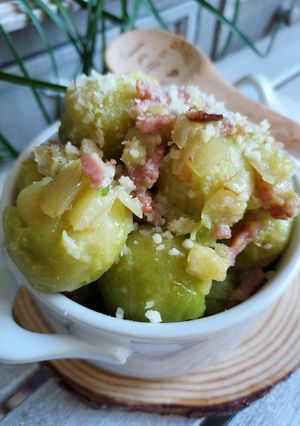 Une photo de Poêlée de choux de Bruxelles aux lardons et parmesan