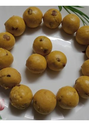 A picture of Besan Ladoos from Chana Dal.