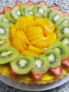 Una foto de Tarta de Crema Pastelera y frutas
