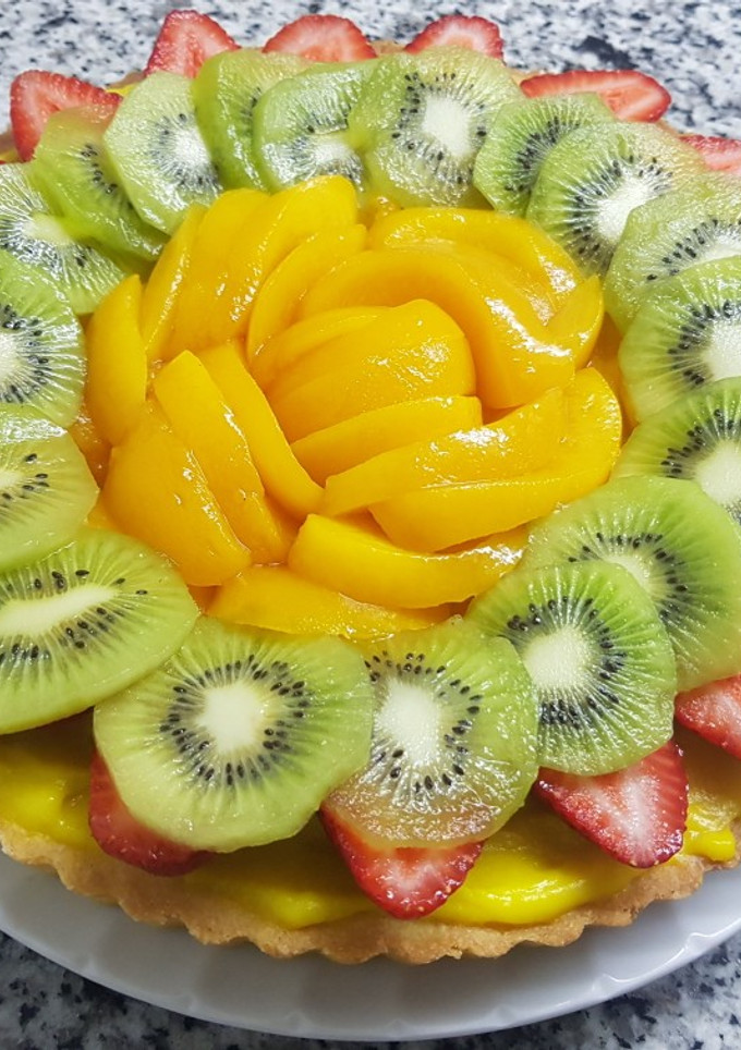 Una foto de Tarta de Crema Pastelera y frutas
