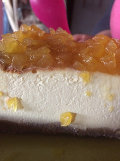 Una foto de Cheesecake con dulce de papayas