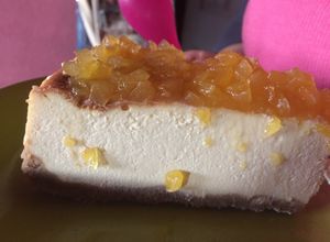 Una foto de Cheesecake con dulce de papayas