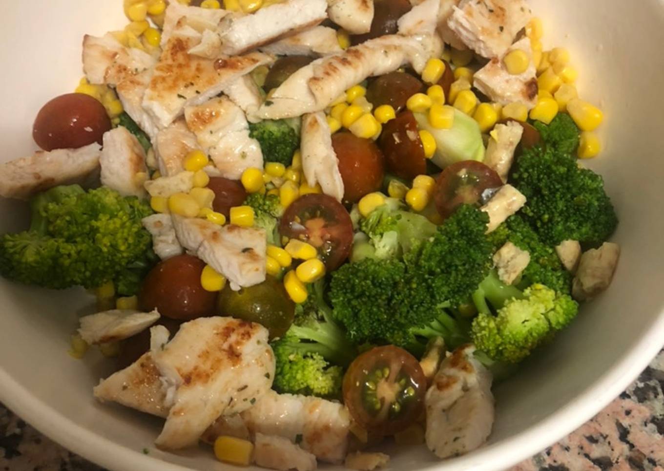 Ensalada de pollo y brócoli