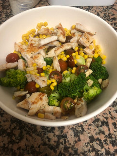 Una foto de Ensalada de pollo y brócoli