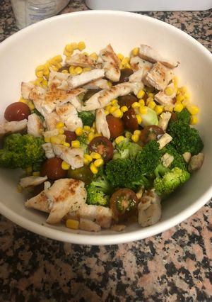 Una foto de Ensalada de pollo y brócoli