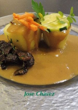 Foto principal de Papas rellenas de carrillera de Cerdo en su propio jugo con setas salteadas