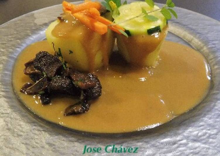 Papas rellenas de carrillera de Cerdo en su propio jugo con setas salteadas