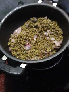 முளைக்கட்டிய பாசிப்பயறு சுண்டல் (Mulaikattiya paasipayaru sundal recipe in tamil) செய்முறை முக்கிய புகைப்படம்