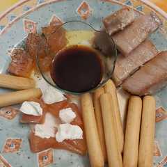 รูปของ Cena para 2 de salmón ahumado y atún