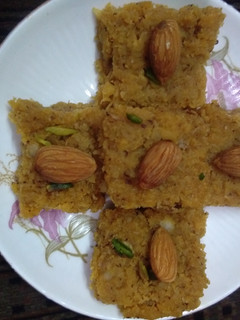 नारियल की स्वादिष्ट बर्फी (nariyal ki swadisht barfi recipe in hindi) रेसिपी मुख्य फोटो